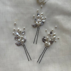 Set of pins (3)